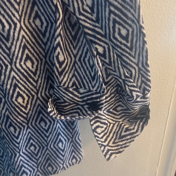 Navy & White Diamond pattern button front v-neck shirt. - Picture 3 of 4